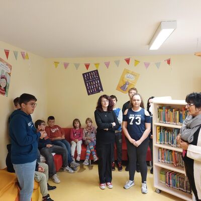 Bild vergrößern: Direktorin hält eine Ansprache an Schüler zur Eröffnung der Bibliothek der Parkschule