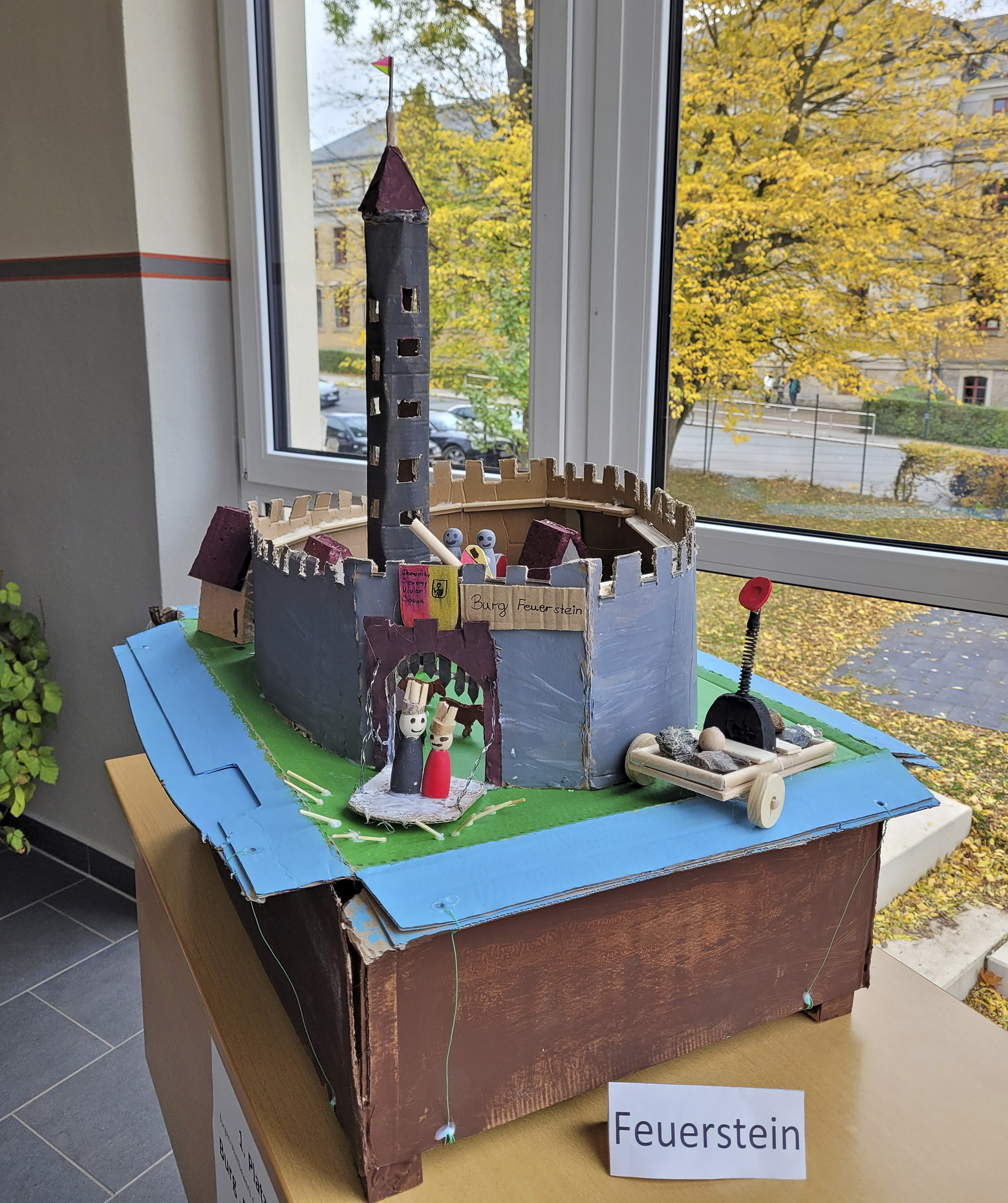 Bild vergrößern: gebastelte und bemalte Burg aus Pappe von Kindern unserer Schule gebastelt