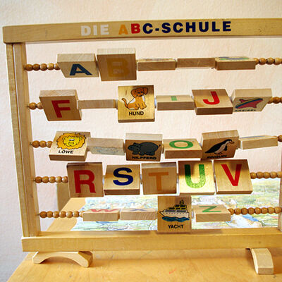 Bild vergr&ouml;&szlig;ern: eine ABC Tafel aus Holz