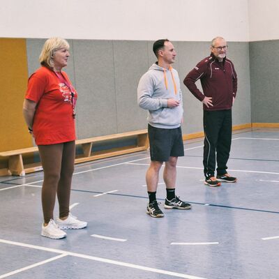 Bild vergr&ouml;&szlig;ern: B&uuml;rgermeister und 2  Sportlehrer in der Turnhalle der Schule