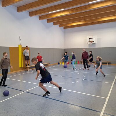 Bild vergr&ouml;&szlig;ern: B&uuml;rgermeister mit Sch&uuml;lern im Sportunterricht in der Turnhalle