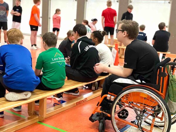 Rollstuhl in Turnhalle