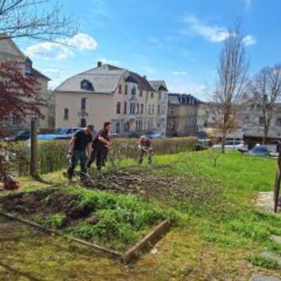 Bild vergr&ouml;&szlig;ern: Eltern und Kinder bei Gartenarbeit