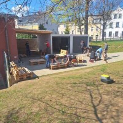 Bild vergr&ouml;&szlig;ern: eltern und Kinder beim Herstellen von Palettensofas