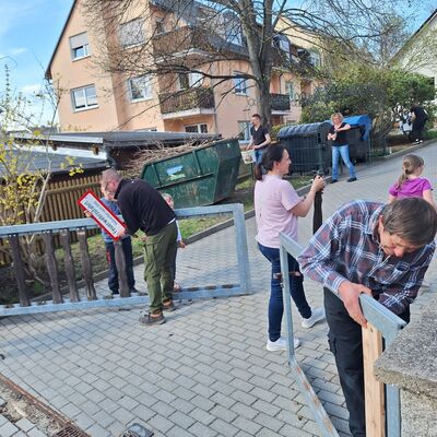 Bild vergr&ouml;&szlig;ern: Eltern und Sch&uuml;ler beim Bau des Gartentores