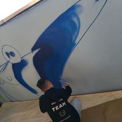 Bild vergr&ouml;&szlig;ern: Sch&uuml;ler beim Graffitispr&uuml;hen
