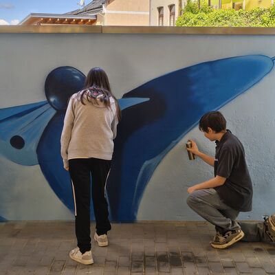 Bild vergr&ouml;&szlig;ern: Sch&uuml;ler beim Graffitispr&uuml;hen