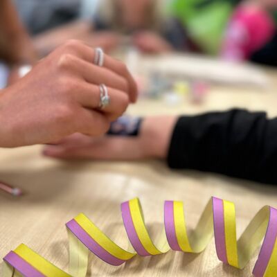 Bild vergr&ouml;&szlig;ern: Glitzertattoos aufbringen